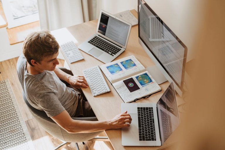 student achter computer aan het werk